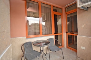 Departamento Confort, balcón, vista al jardín | Balcón