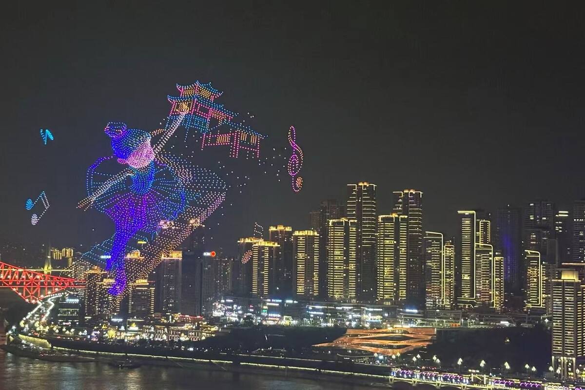 Un paisaje urbano con edificios iluminados y un puente.