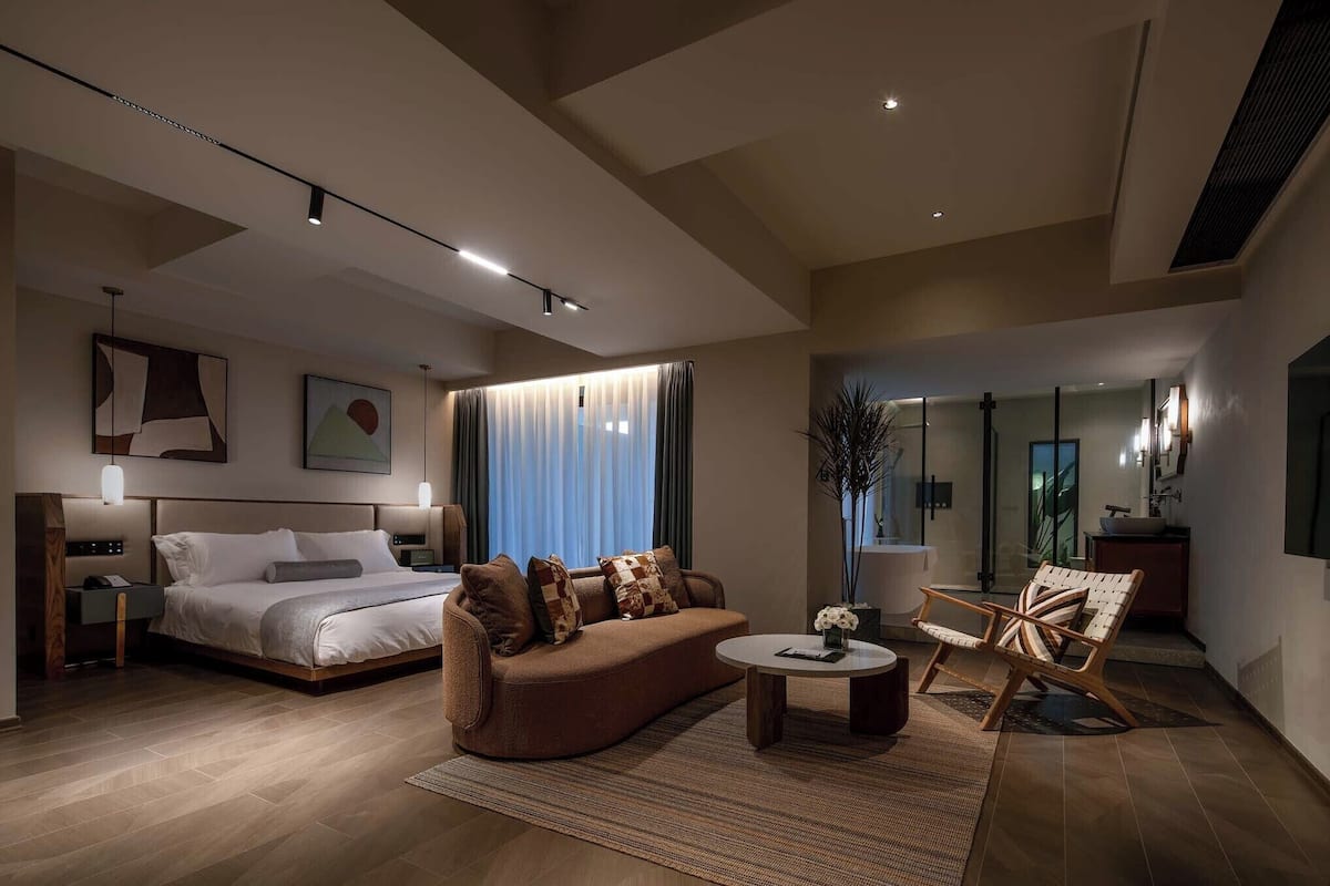 Suite estándar, vistas a la ciudad | Ropa de cama de alta calidad, edredones de plumas, minibar y escritorio
