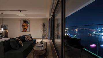 Premium bedding, down comforters, minibar, individually decorated