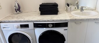 Newly refurbished 2-room apartment Parking, Wifi, washing machine and dryer.