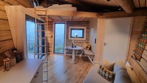 Hytte, utsikt mot høyde | Oppholdsområde