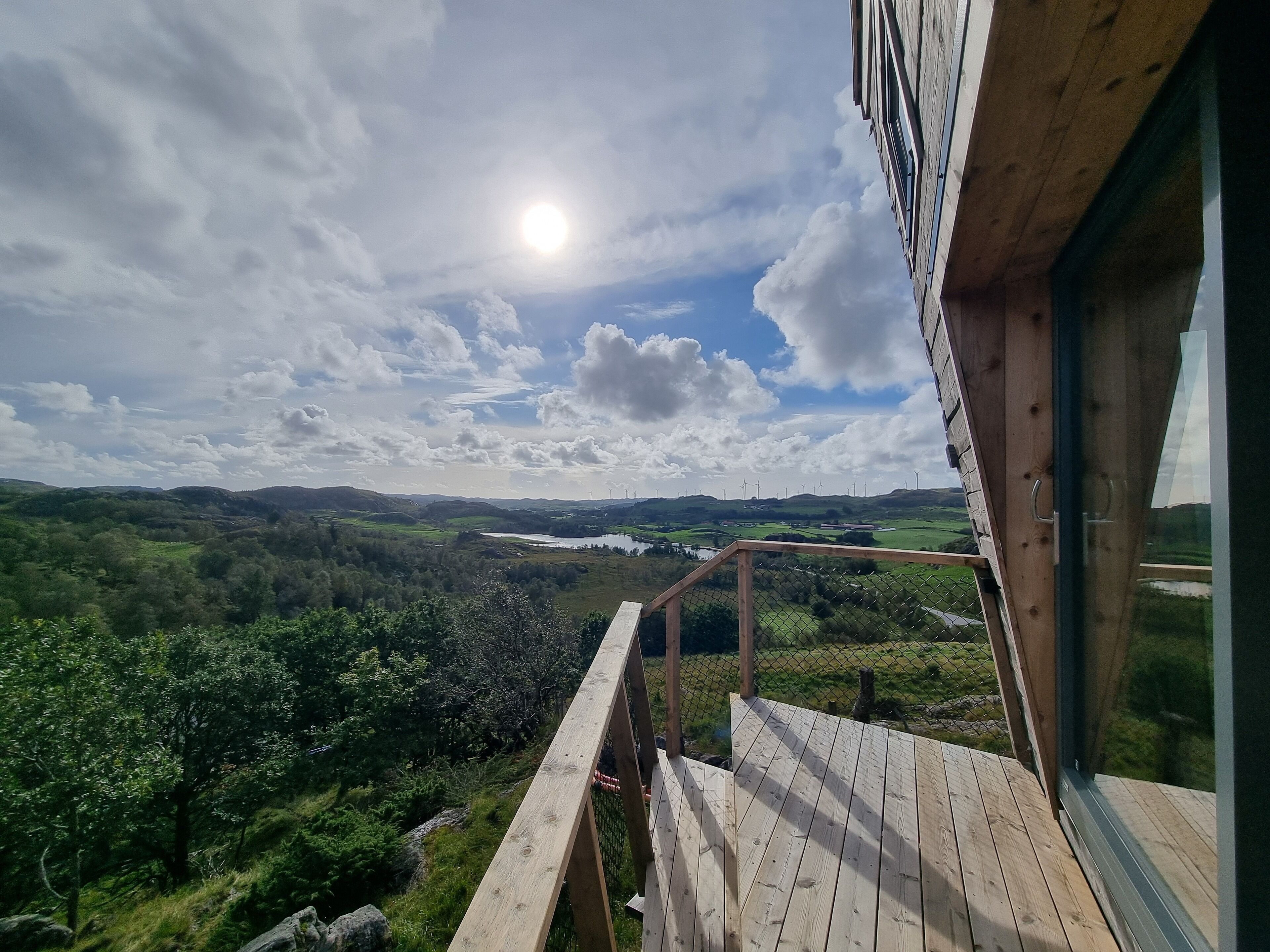 Huisje, uitzicht op heuvels | Terras