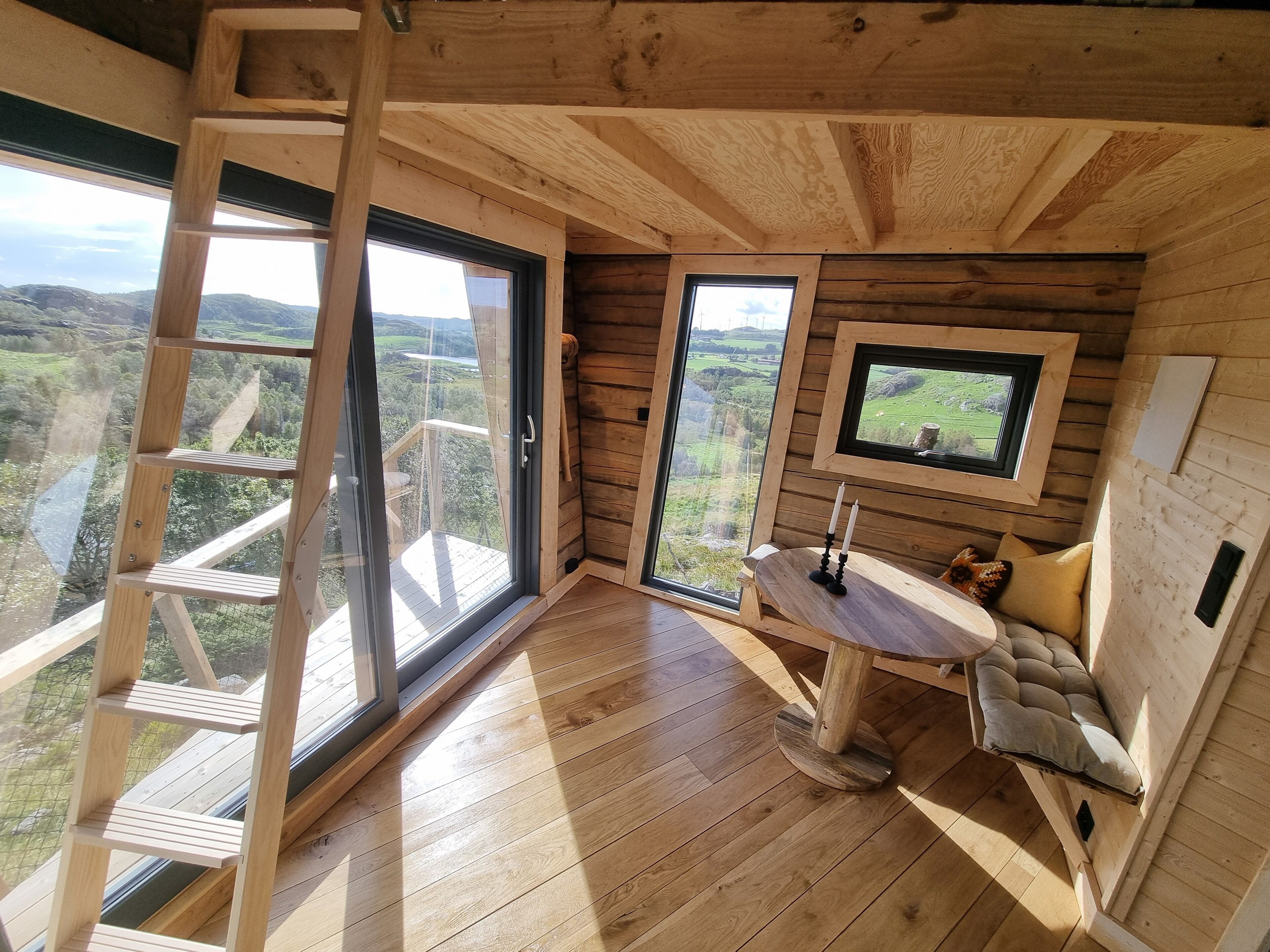 Ferienhütte, Hügelblick | Essbereich im Zimmer
