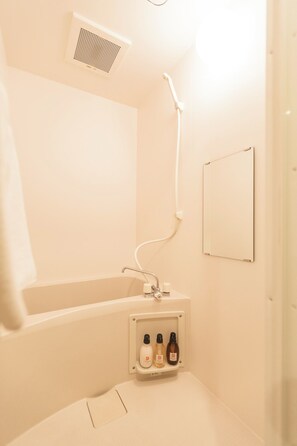 Appartement familial, balcon, vue sur la ville | Salle de bain | Pantoufles