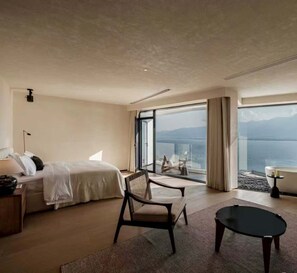 Family Room, Ocean View | Desk, laptop workspace, blackout drapes, soundproofing - YS Seaview Hotel (Dali)