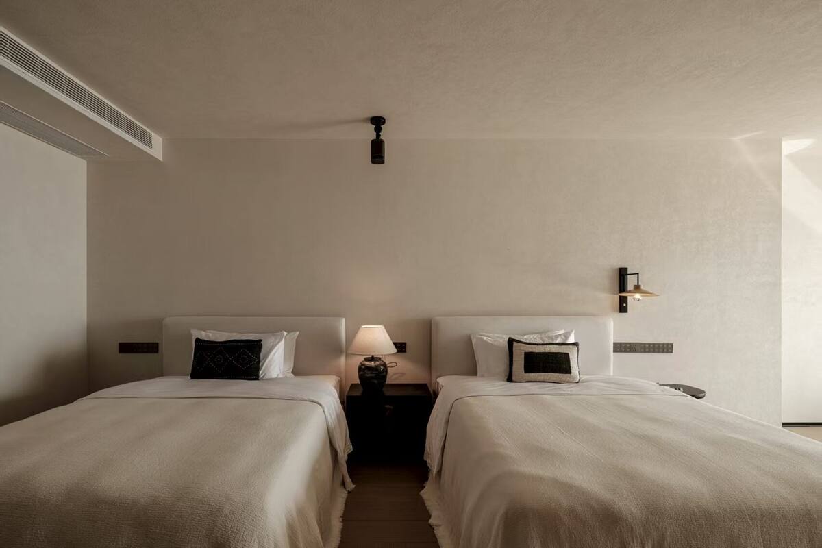 Superior Twin Room, Ocean View | Desk, laptop workspace, blackout drapes, soundproofing
