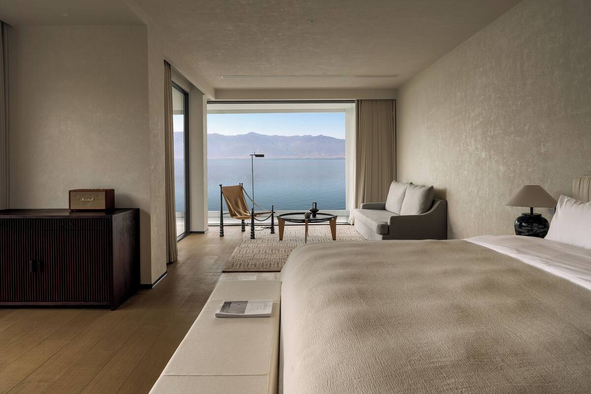 Luxury Suite, Ocean View | Desk, laptop workspace, blackout drapes, soundproofing