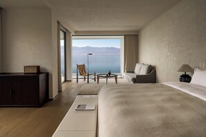 Suite de lujo, vistas al mar | Escritorio, espacio para trabajar con un portátil, cortinas opacas