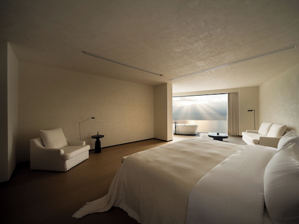 Panoramic Suite, Ocean View | Desk, laptop workspace, blackout drapes, soundproofing
