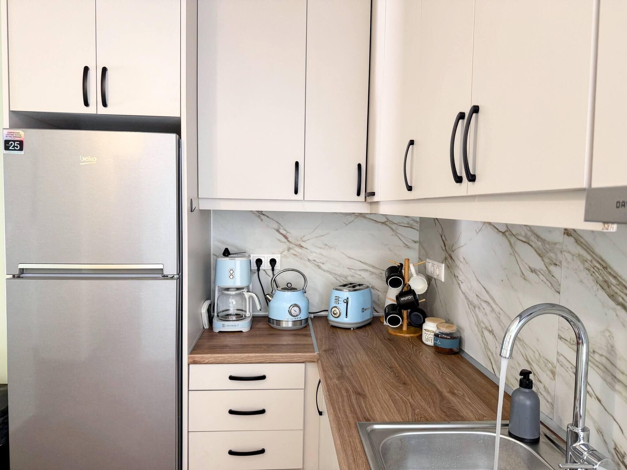 Refrigerador, horno, placa de cocina, cafetera/tetera