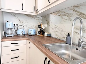 Fridge, oven, stovetop, coffee/tea maker