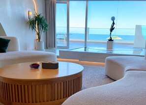 Premier Condo, Sea View | Desk, laptop workspace, blackout drapes, soundproofing