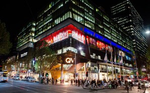 Exterior - Melbourne City Oasis 2-Bedroom Art Deco Apartment with Gym, Carpark, Pool, Wine (Melbourne)
