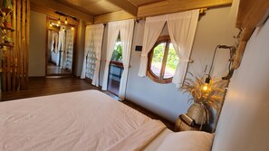 Apartamento, 2 quartos, sacada | Escrivaninha, quartos à prova de som, Wi-Fi de cortesia