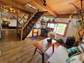 Apartment, 2 Bedrooms, Balcony | Meja, Wi-fi percuma 