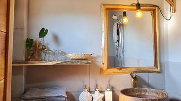 Căn hộ, 2 phòng ngủ, ban công | Phòng tắm | Buồng tắm vòi sen, đồ dùng nhà tắm miễn phí, máy sấy tóc