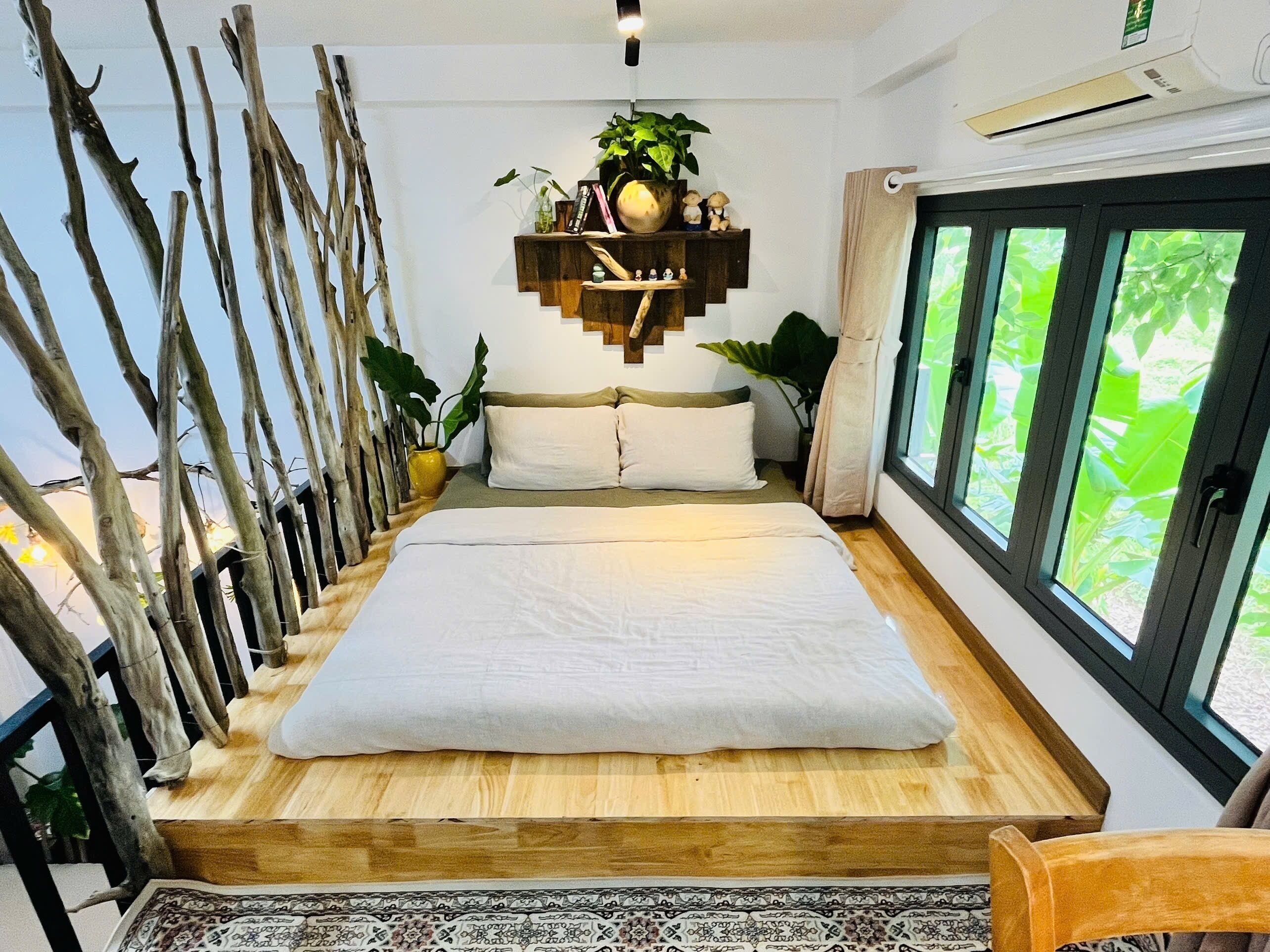 Desk, soundproofing, free WiFi