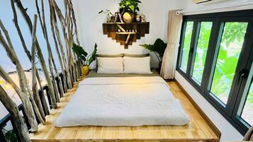 Desk, soundproofing, free WiFi