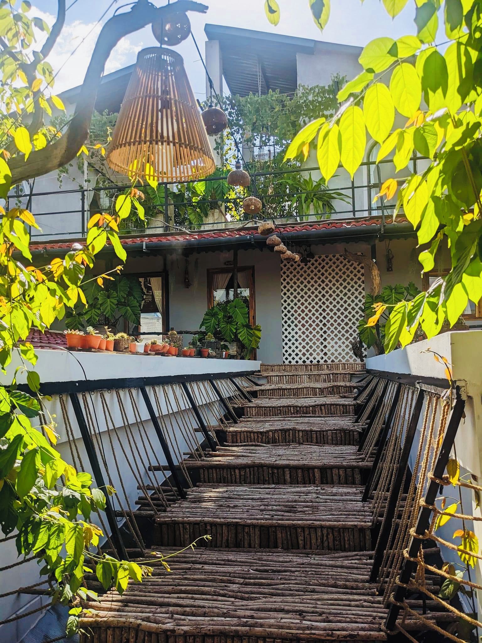 Eine Holzhandrail führt zu einem Hauseingang.