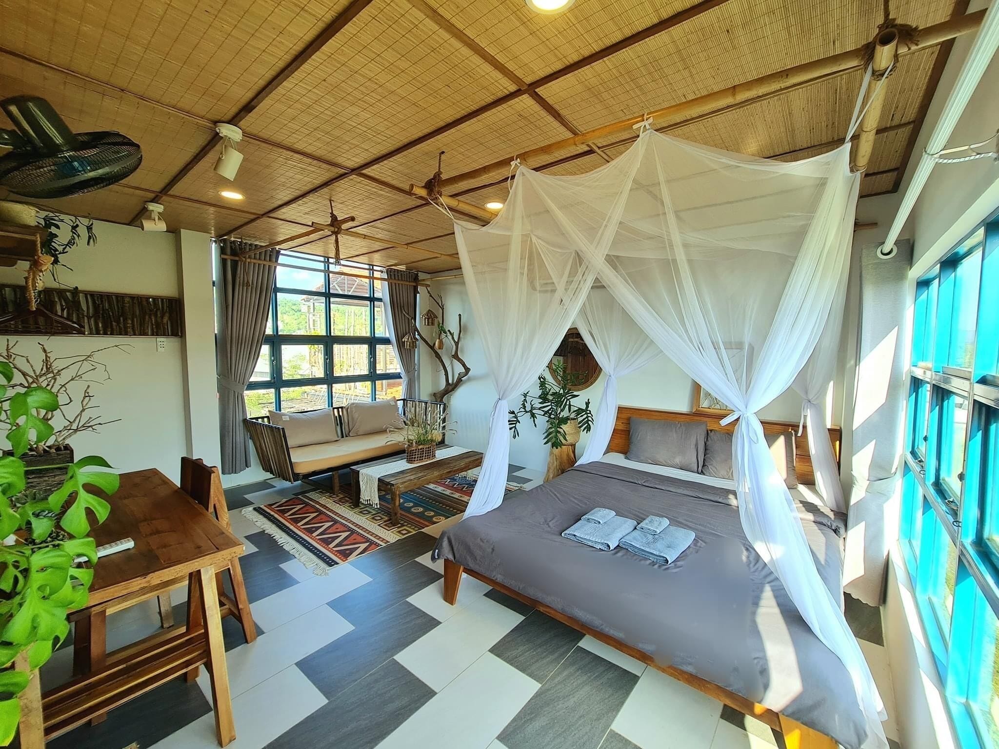 Desk, soundproofing, free WiFi