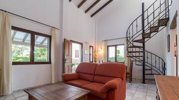 Een smart-tv, een open haard en tafelvoetbal