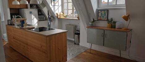 Réfrigérateur, micro-ondes, four, plaque de cuisson