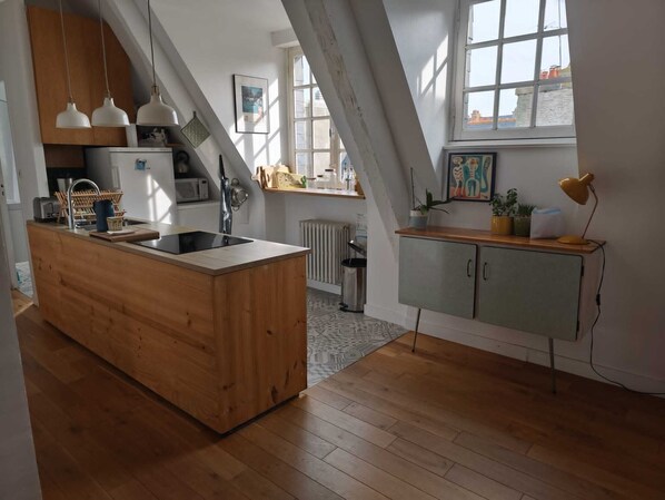 ثلاجة، ميكروويف، فرن، موقد طهي مسطح