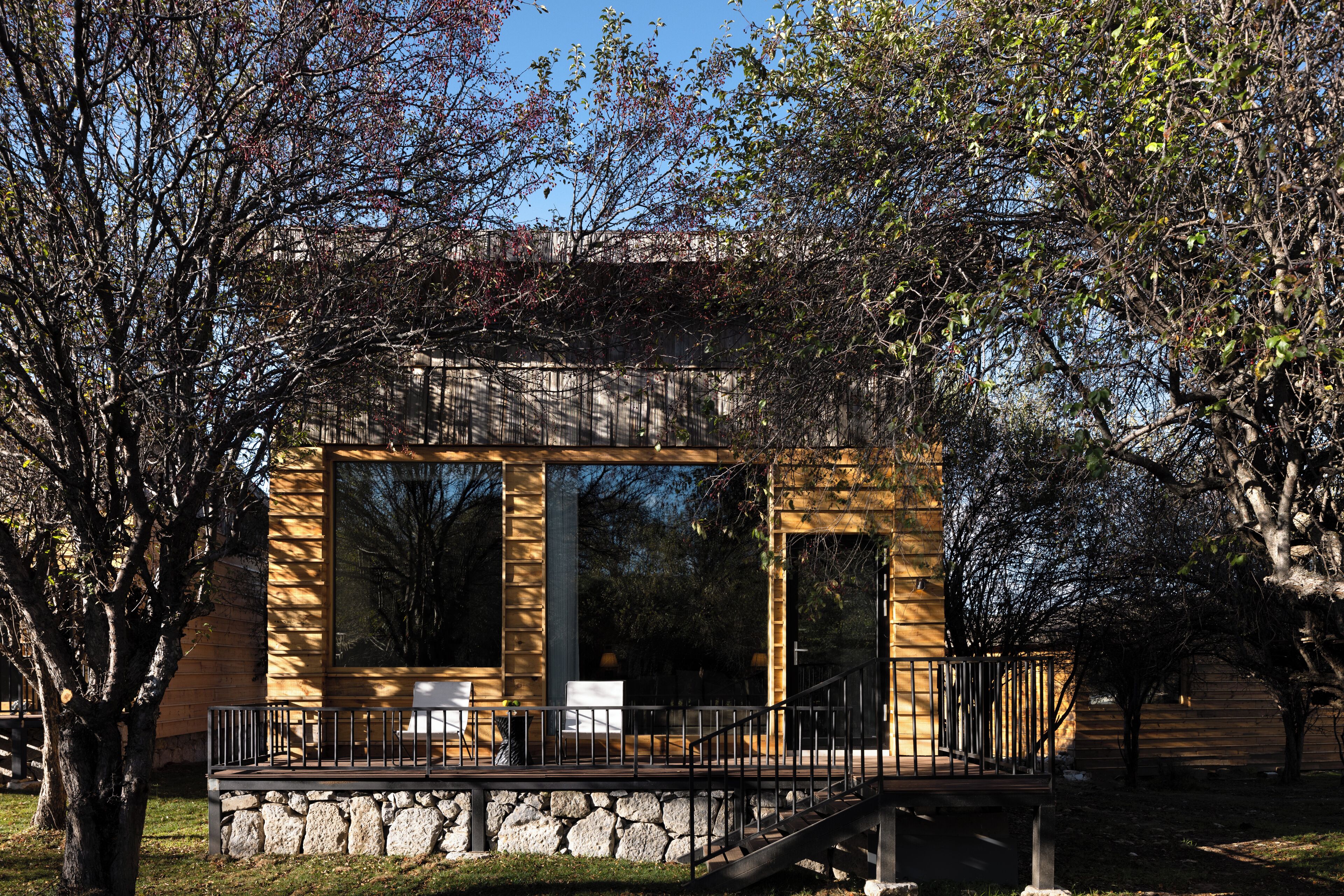 Nhà gỗ có thiết kế đặc trưng, quang cảnh đồi núi | Bàn, khu vực làm việc phù hợp cho laptop 