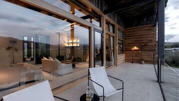 Suite romántica, vistas a la colina | Escritorio, espacio para trabajar con un portátil, wifi gratis