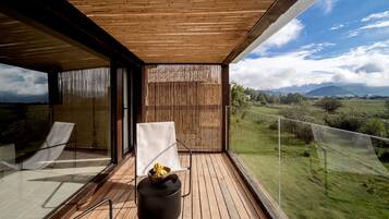 Classic Chalet, Hill View | Desk, laptop workspace, free WiFi