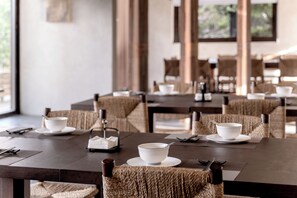 Café da manhã feito na hora grátis todos os dias