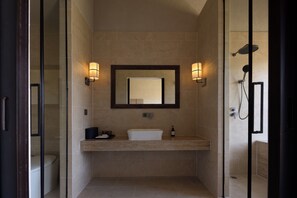 Suíte básica, vista para o vale | Banheiro | Produtos de toalete grátis, secador de cabelo, chinelos 
