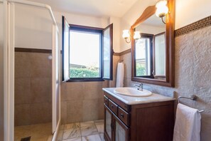 A bathroom with a shower, a sink, a mirror, and a window. - Countryside Ibipozo Retreat in Pozo Alcón (Pozo Alcón)