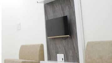 Family Double Room, Air conditioning | Hypo-allergenic bedding, desk, soundproofing, free WiFi