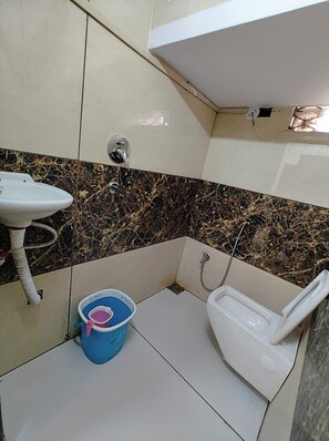 Shower, rainfall showerhead, free toiletries, slippers
