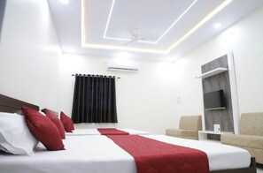 Habitación doble familiar, aire acondicionado | Ropa de cama hipoalergénica, escritorio, insonorización y wifi gratis