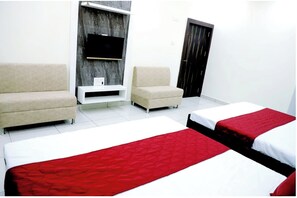 Family Double Room, Air conditioning | Hypo-allergenic bedding, desk, soundproofing, free WiFi