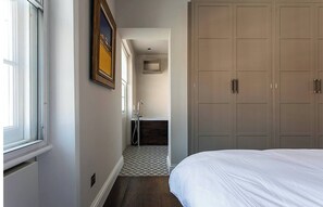 2 bedrooms, iron/ironing board, Internet, bed sheets