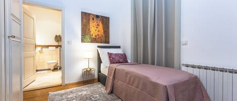 2 habitaciones, tabla de planchar con plancha, internet y ropa de cama