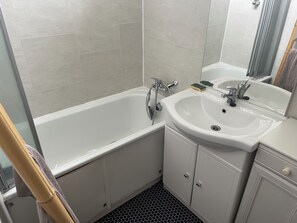 Toilet paper - Le Pégase 2 (Courseulles-sur-Mer)