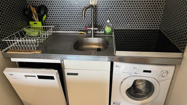 A compact kitchen with a sink, dishwasher, and front-loading washing machine. - Le Pégase 2 (Courseulles-sur-Mer)