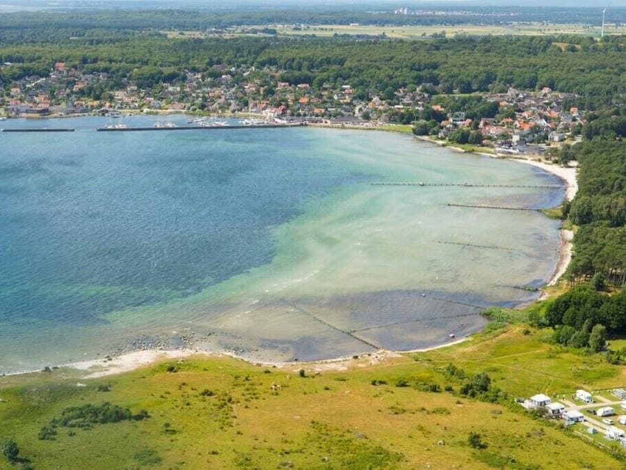 In Strandnähe, weißer Sandstrand, Strandbar