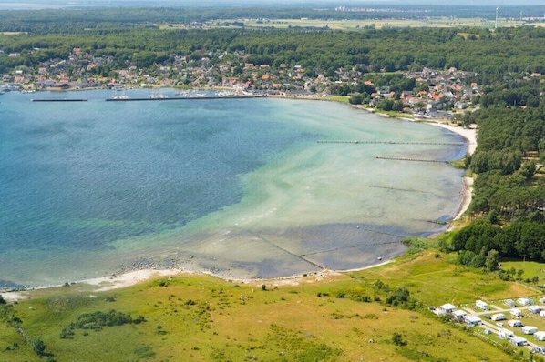 PĂ„ stranden, vit sandstrand och strandbarer