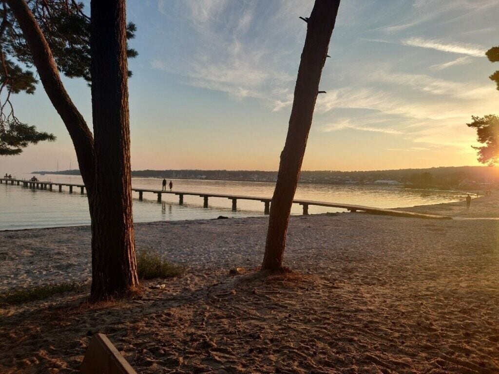 Am Strand, weißer Sandstrand, Strandbar