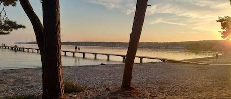 En la playa, arena blanca, bar en la playa