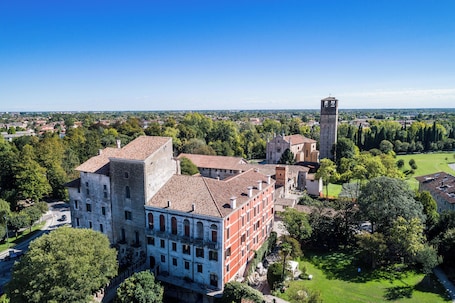 Esterni. Castello di Porcìa - Residence