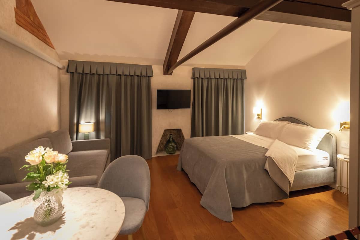 Superior Apartment | In-room safe, blackout drapes, soundproofing, iron/ironing board