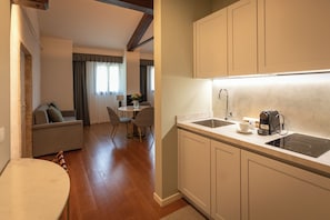 Apartamento junior | Cocina privada | Máquina de café espresso, cafetera o tetera y hervidor eléctrico