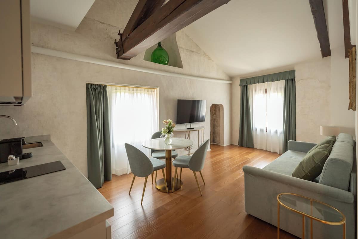 Premium Apartment | In-room safe, blackout drapes, soundproofing, iron/ironing board